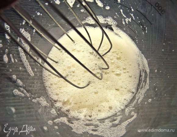 Отдельно взбить белки с щепоткой соли.