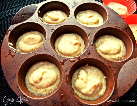 Перемешать и разложить по силиконовым формочкам не до краёв.  Здесь 7 порций,одну я пробную выпекала первой в отдельной формочке,чтобы понять,что вообще получится :)