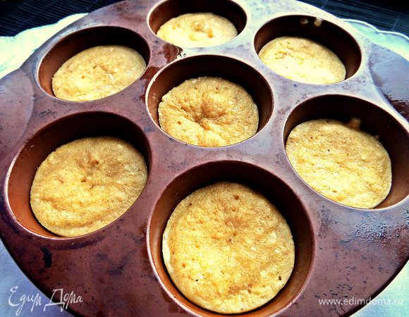 Сначала суфле-сырнички сильно поднимутся. После вынимания из СВЧ они опустятся.