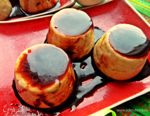 И поливаем своим любимым соусом, например, шоколадным.