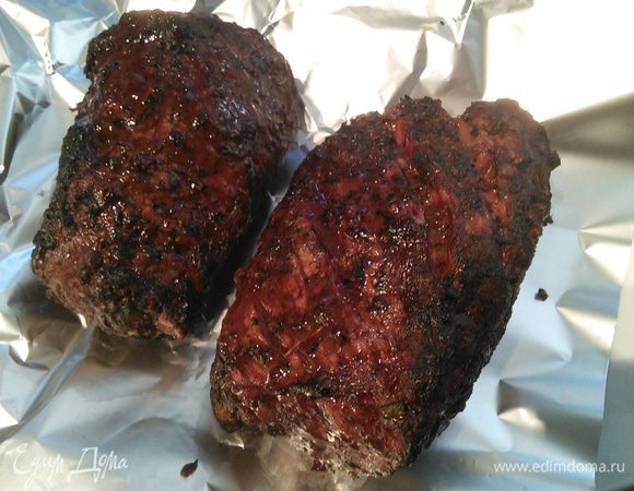 Готовое мясо завернуть в фольгу и оставить на 10 мин отдохнуть. 