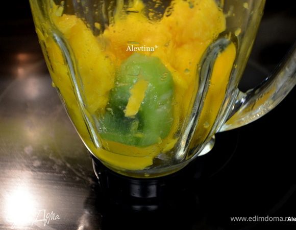 Киви очистить от кожуры, затем очистить от кожуры манго, срезать мякоть манго вокруг косточки. Положить фрукты в блендер.