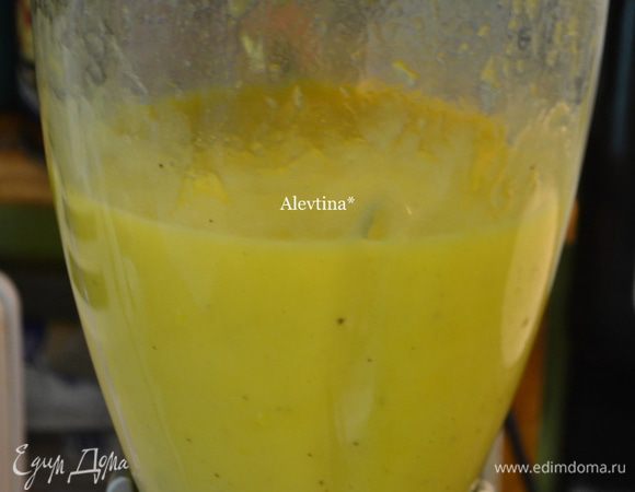 Добавить стакан натурального сока любого светлого, колотый лед. Взбить до однородной массы в режиме напитки со льдом.