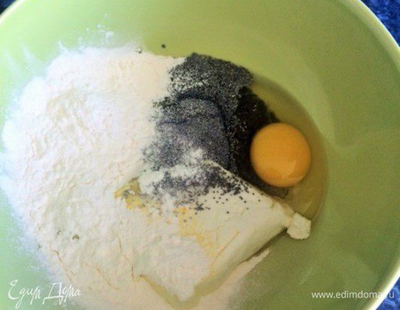 Для начинки смешиваем все ингредиенты в отдельной чаше.