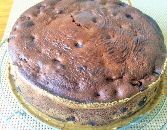 Остужаем пирог на решетке.
При наличии желания, пирог можно украсить, а можно просто посыпать сахарной пудрой.

Я решила полить глазурью чтобы калорийней было ;).