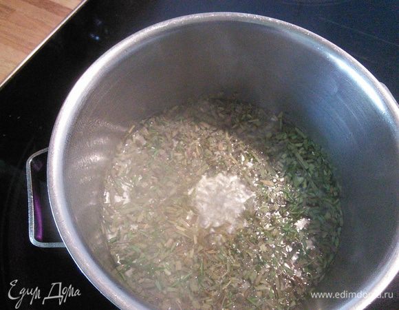 Для соуса нарезать мелко шалот, соединить его с мелко порубленными травами, влить уксус и на большом огне выпарить в течении 3-4 мин. 