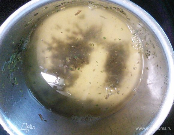 Влить бульон и вино, выварить до половины жидкости. 