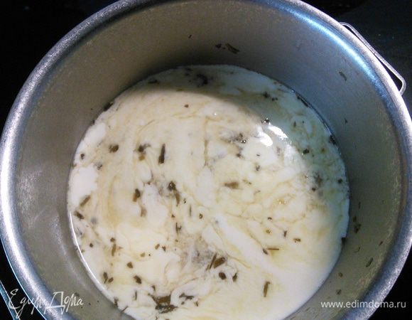 Влить сливки и на среднем огне уварить до консистенции соуса. Общее количество соуса примерно 350 мл. В конце посолить и поперчить, бросить гость петрушки. 