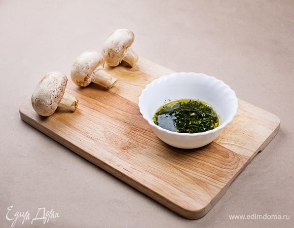 В получившийся маринад обмакиваем грибы.