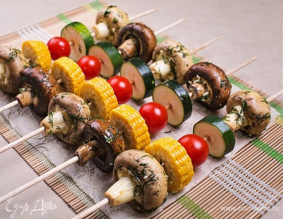 А теперь самое интересное: овощи попеременно нанизываем на шампур. И если для мясного шашлыка я использую квадратные деревянные шампуры, то для овощного лучше выбрать круглые шампуры, потому что на них грибы и овощи нанизываются гораздо легче и не вращаются. Получилось подобие овощного светофора с грибами – выглядит очень по-летнему. 