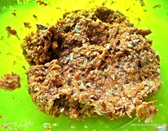 Смочить водой (или молоком,сывороткой,кефиром,ряженкой) для пропитки.