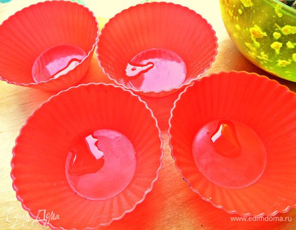 Смазываем силиконовые формочки маслом.