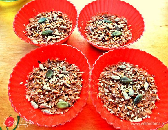 Распределяем тесто плотно,посыпаем семечками.