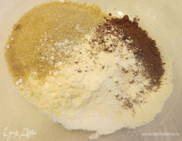 Отдельно смешать муку, разрыхлитель, какао и сахар.