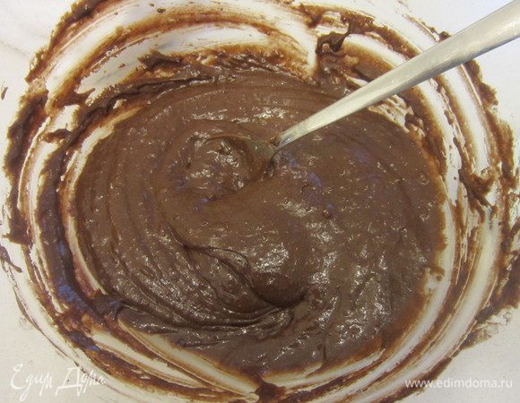 Смешать сухие и влажные ингредиенты.