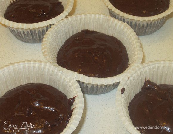 Разложить тесто по формочкам, выпекать в  духовке при температуре 180 градусов около 15 минут.