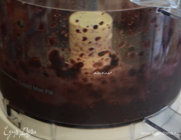 Ежевику помыть, очистить, встряхуть лишнюю влагу. Добавить в кухонный процессор и прокрутить в пюре.