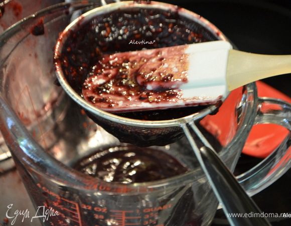 Процедить затем ежевику через сито. Выход - примерно 1/2 стакана. Используем для рецепта только процеженную жидкость. Разделить ее на 2 равные части.