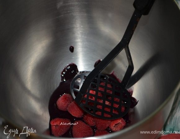 Отложить несколько ягод для подачи. 
В одну емкость выложить половину ягод малины. Слегка раздавить. Во 2-ю емкость тоже выложить ягоды, слегка раздавить и отставить в сторону.