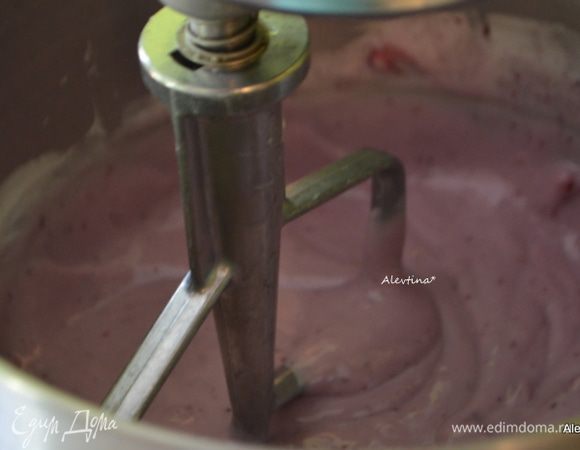 Добавить греческий йогурт без вкусовых добавок, сахар, очищенный ванилин, ядрышки. Прокрутить до растворения сахара.