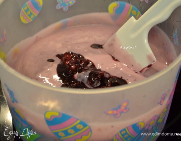 По рецепту затем добавляют в мороженицу+вторую часть ягод с сиропом и готовят по указанным инструкциям. Я смешивала вручную, выложив все в контейнер закрытый. Несколько раз мешала вручную за 4 часа заморозки.