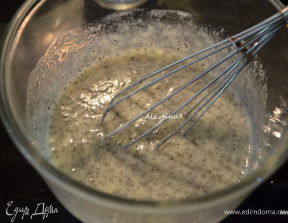 Форму съемную 22 см (дно смазать маслом) выложить по форме бумагу для выпечки, вновь смазать маслом. 
Разогреть духовку до 160С. Размягченное сливочное масло смешать с сахаром, добавить семена чиа. Перемешать.