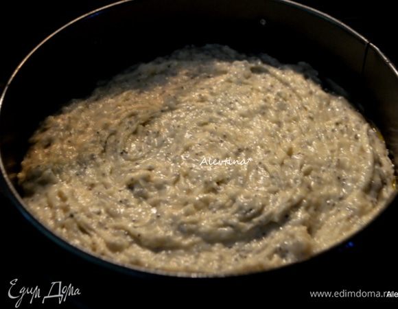 Добавить ванильный экстракт, молоко, перемешать. Просеять муку в смесь и перемешать. Перелить тесто в приготовленную форму. 