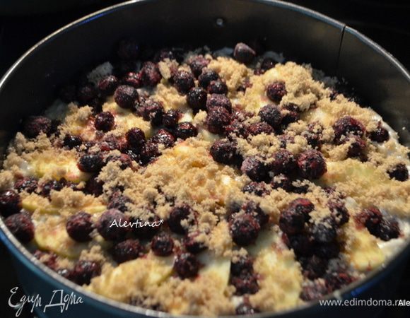 Яблоко очистить от семян и кожицы, порезать тонко. Выложить поверх теста. Затем замороженные ягоды, сверху посыпать коричневым сахаром. Поставить в разогретую духовку на 50 мин. Проверяем центр зубочисткой, сухая - кекс готов.