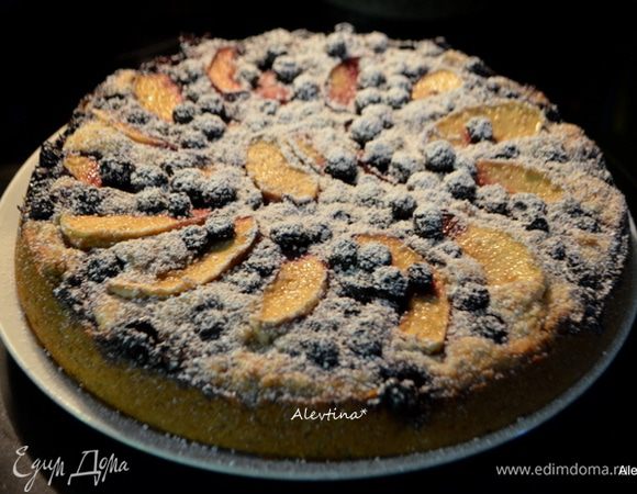 Дать остыть в форме несколько минут. Снять кольцо. Посыпать сахарной пудрой. Разрезать и подать к столу. 