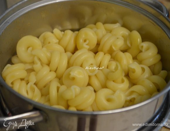 Отварить итальянскую пасту до готовности в подсоленной воде. Затем воду слить.