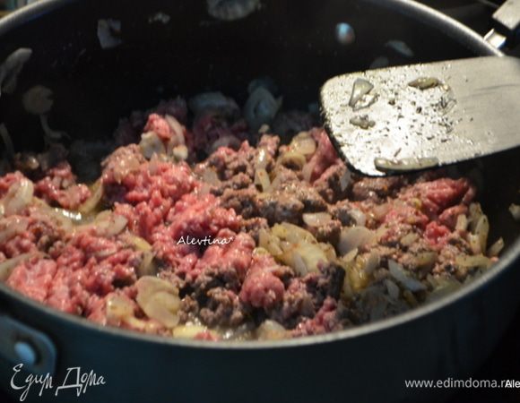 Обжарить на оливковом масле тонко порезанный лук и чеснок 5 мин. Добавить смесь итальянских сухих специй, красный перец хлопьями. Затем нежирный говяжий фарш. Обжариваем до коричневого цвета.