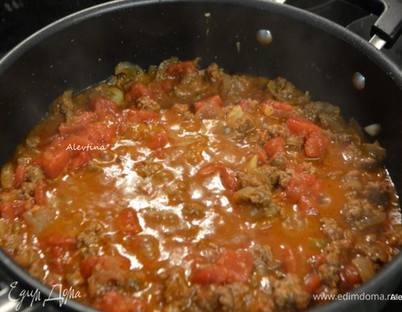 Добавить томатную пасту, томаты баночные в соку, порезанные кубиками. Готовим 15 мин, не закрывая крышкой.
