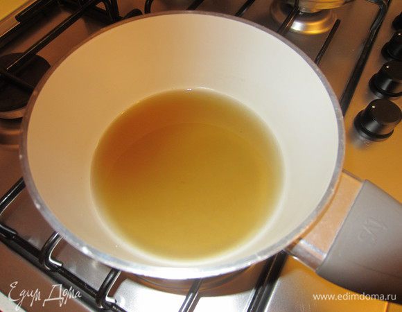 Растворить сахар в воде.