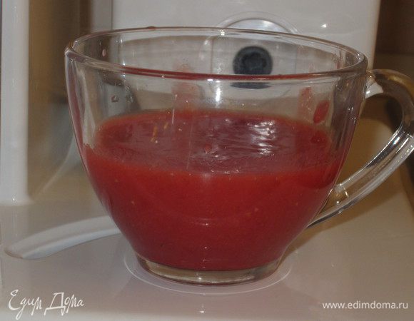 Измельчить клубнику в блендере.