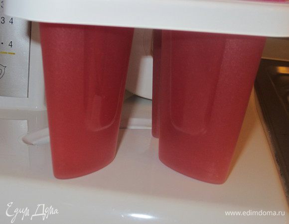 Разлить по формочкам и заморозить.