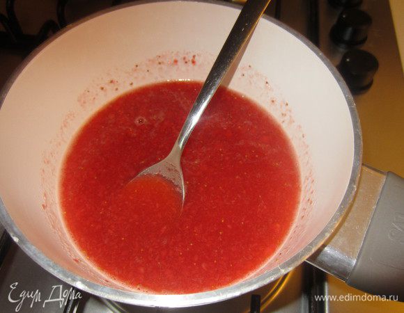 К сиропу добавить мякоть клубники и лимонный сок, все хорошо перемешать.