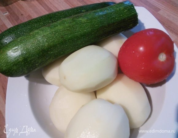 Картошку очистим, цукини помоем. 