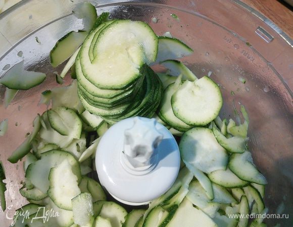 Нарежем  тонкими кружочками цукини и картофель. 