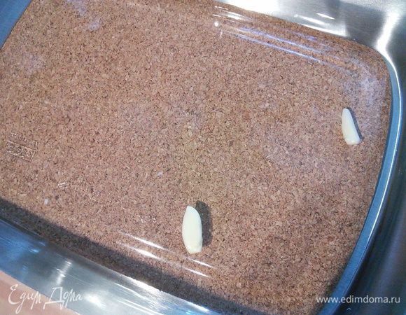 Чеснок порежем пополам. Форму для запекания натрём чесноком, скажем маслом. Остальной чеснок мелко порубим, соединить с рубленными базиликом, зальём сливками, посолим и поперчим.