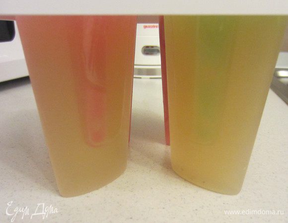 С лимонным вариантом еще проще: растворить сахар в воде, добавить лимонный сок, разлить по формам и заморозить.