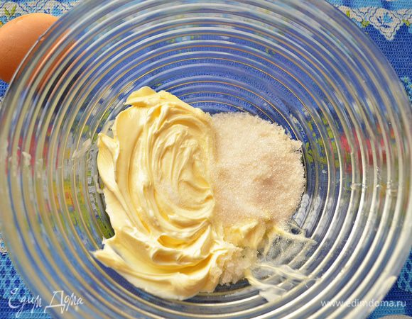 Сливочное масло заранее вынуть из холодильника, дать нагреться до комнатной температуры и растереть с сахаром.