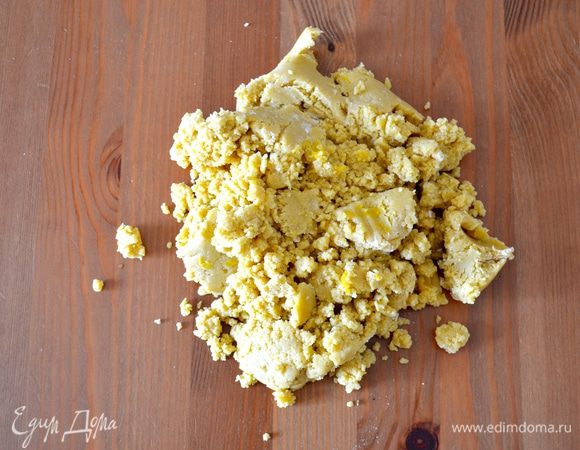 Выложите полученную крошку на стол и быстро соберите её руками в шар.