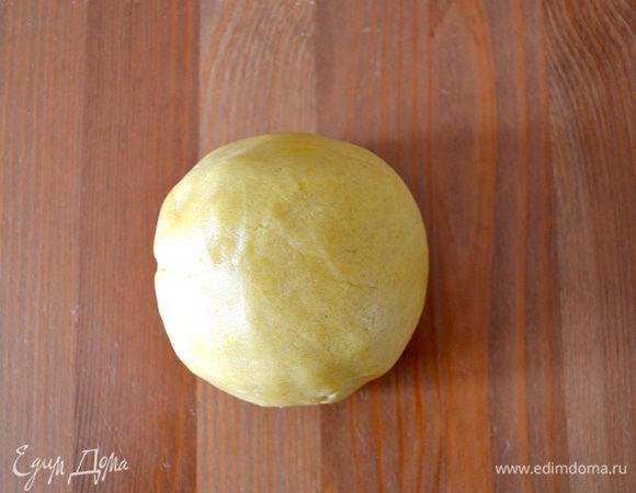 Заверните тесто в пленку и уберите минут на 30 в холодильник.