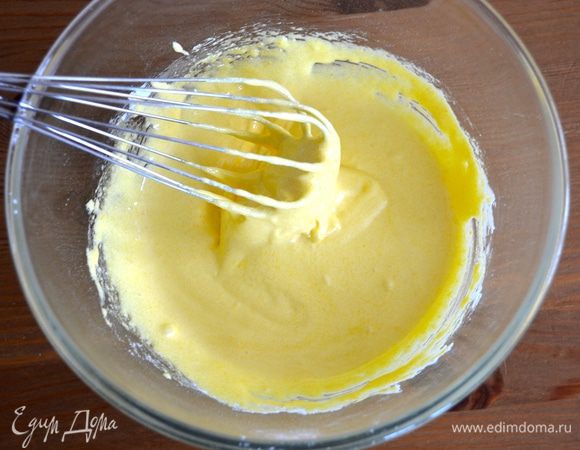 В это время взбейте до посветления желтки с сахаром. Добавьте крахмал и размешайте, чтобы не было комочков.