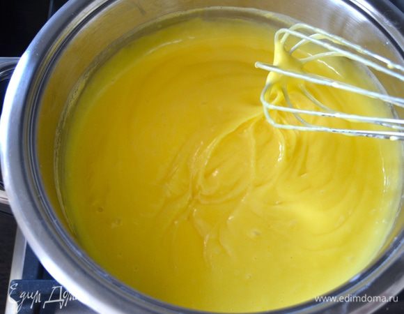 Удалите цедру из молока. Добавьте один половник горячего молока в яичную смесь и размешайте, чтобы яйца не свернулись. После этого влейте яичную смесь в молоко и варите крем на среднем огне, помешивая, до загустения. Крем должен получиться без комочков. 