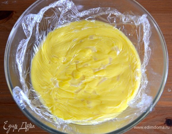 Переложите крем в миску и накройте пленкой в контакте с поверхностью, чтобы не образовалась корочка. Остудите.