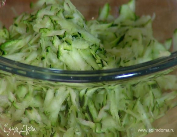 Цукини натереть на крупной терке.