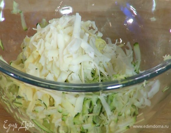 Весь сыр и брынзу натереть на крупной терке (1 ст. ложку российского сыра отложить).