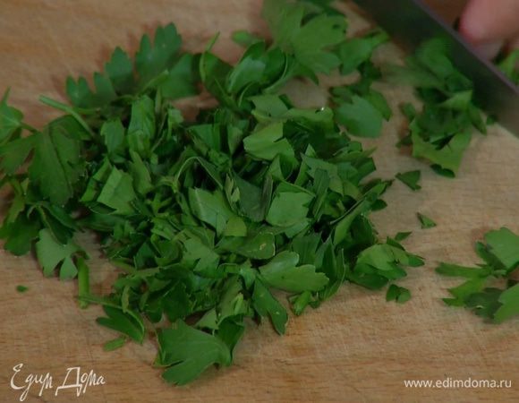 Листья петрушки порезать не слишком мелко.