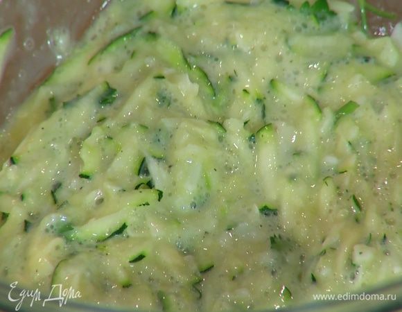 Цукини соединить с яйцами, натертым сыром, петрушкой, посолить, поперчить и перемешать.